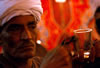 Le munshid Ahmad al-Tuni mne un dhikr en frappant son chapelet sur un verre pendant le mouled Sayyeda Zeinab. Le Caire. (munshid15)
